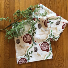Load image into Gallery viewer, Winter Berry Table Runner