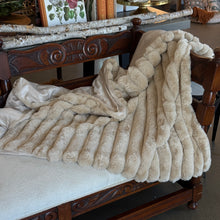 Load image into Gallery viewer, Faux Fur Throw