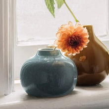 Load image into Gallery viewer, Cove Ceramic Bud Vase